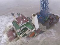 Hong Kong'da ikiye ayrılan gemideki 1 kişi daha kurtarıldı