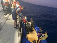 İzmir açıklarında 36 göçmen kurtarıldı