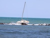 Samsun’da yelkenli tekne dalgakırana çarptı