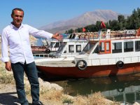 Van Gölü suyunun çekilmesiyle balıkçı tekneleri karaya oturdu