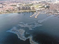 Zeytinburnu sahilinde deniz yüzeyini mazot sızıntısı kapladı
