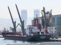 Ukrayna'dan mısır taşıyan "Fulmar S" isimli gemi İzmir Alsancak Limanı'na geldi
