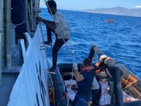 Yunanistan'ın ölüme terk ettiği 66 düzensiz göçmen kurtarıldı