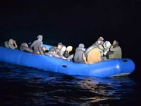 İzmir açıklarında 30 düzensiz göçmen kurtarıldı, 24 göçmen yakalandı