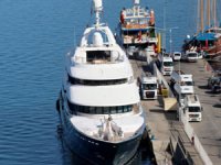 Mega yat "Titan" yakıt ikmali için Fethiye'ye geldi