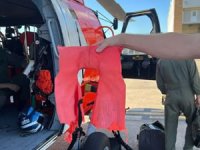 Tekneleri batınca köpek balıklarına yem olmaktan son anda kurtuldular!