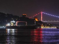 İstanbul Boğazı'nda makine arızası yapan gemi römorkörle çekildi