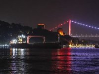İstanbul Boğazı'nda makine arızası yapan gemi römorkörle çekildi