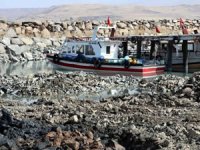 Van Gölü'ndeki balıkçı tekneleri karaya oturdu