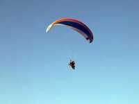 Sakarya'da denizde kaybolan şahsı arama çalışmalarına paramotorlu destek