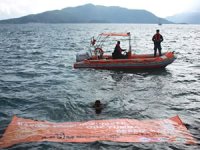 Sahil Güvenlik ekipleri bu kez kadına şiddeti önlemek için daldı