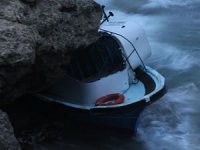 Kırklareli'nde ağlara takılan balıkçı teknesi karaya sürüklendi
