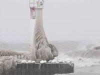Kanada'da deniz feneri ve iskele buz tuttu