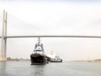 Süveyş Kanalı'nda Marshall adaları bayraklı bir yük gemisi karaya oturdu