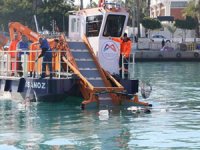 Akdeniz'in iki noktasından 20 kamyon çöp çıktı
