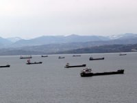 Fırtına uyarısı nedeniyle yük gemileri Sinop doğal limanına sığındı