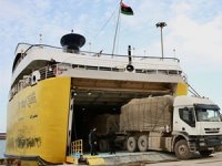 12 tır insani yardım Misrata Limanı'nda gemiye yüklendi