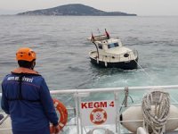 İçerisindeki 3 kişi ile birlikte sürüklenen tekne kurtarıldı