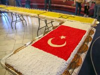 Depremzedelerin konakladığı MSC AURELIA'da çocuklar için 15 metrelik pasta