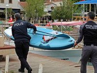 Antalya'da sörf tahtasıyla açığa sürüklenen turistleri deniz polisi kurtardı