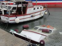 Yenikapı'da feribotun oluşturduğu dalga balıkçı teknesini batırdı