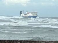 10 yıldır İskenderun Körfezi'nde bekletilen hacizli gemi, fırtınada karaya sürüklendi