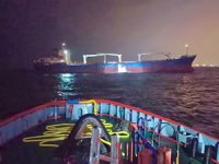 Kadıköy açıklarında arızalanan yük gemisi kurtarıldı