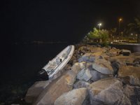 Kontrolden çıkan bot kayalıklara çarparak durabildi