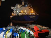 Çanakkale Boğazı'nda arızalanan gemi, demir bölgesine götürüldü