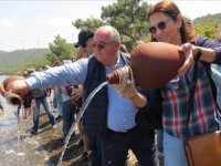 Muğla'da düzenlenen dostluk ve doğa yürüyüşünde Akdeniz'den alınan su Ege'ye döküldü