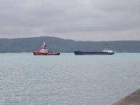 Çanakkale Boğazı'nda arızalanan gemi, demir bölgesine götürüldü