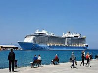 Kuşadası'na dev kruvaziyerle 4 bin 200 turist geldi