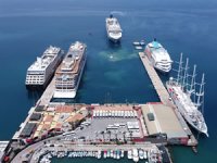 Kuşadası'na 5 kruvaziyerle 7 bin 550 turist geldi