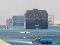 Süveyş Kanalı'nda bir konteyner gemisi karaya oturdu