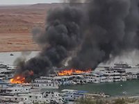 ABD'de bulunan Wahweap marinada tekneler alev alev yandı