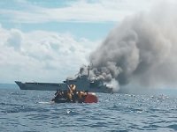 Endonezya Donanmasına ait savaş gemisi alev alev yandı!