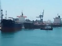 İki dökme yük gemisi limanda çatıştı
