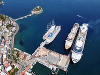 Kuşadası'na 4 kruvaziyerle 8 bin 247 turist geldi