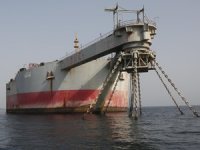 Kızıldeniz'de çevre felaketine neden olma tehlikesi taşıyan Safer tankerindeki petrolün transferi başladı