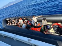 İzmir açıklarında geri itilen 14 düzensiz göçmen kurtarıldı, 50 göçmen yakalandı