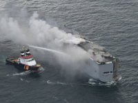 Araba taşıyıcı, Hollanda'nın UNESCO Dünya Mirası Alanı yakınında yanmaya devam ediyor