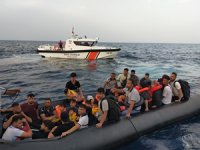 Dikili açıklarında 54 düzensiz göçmen ile 1 göçmen kaçakçısı yakalandı