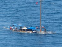Bodrum'da karaya oturan teknedeki 3 kişi kurtarıldı