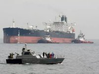 Hürmüz Boğazı'ndan geçen gemilere "İran kara sularından uzak durun" uyarısı