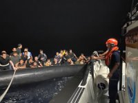 İzmir açıklarında 32 düzensiz göçmen yakalandı