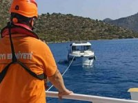 Marmaris önlerinde karaya oturan tekne kurtarıldı