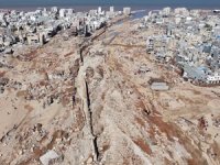 Libya'da selin vurduğu Derne Limanı'na gemi girişi için "şartlı" izin
