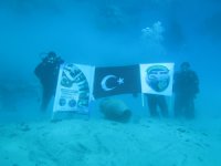 Balık adamlar Cumhuriyet'in 100. yılı dolayısıyla su altında Türk bayrağı açtı