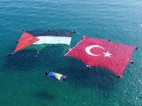 Arama kurtarma ekipleri denizde Türk ve Filistin bayrakları açtı