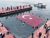 Engelli öğrenciler, deniz üstünde Türk bayrağı açtı